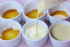 Cho hỗn hợp làm bánh flan vào các khuôn bánh đã rót caramel. Dùng tăm tre chọc vỡ các bọt khí trên mặt bánh trước khi hấp để tránh làm rỗ bánh flan. Dùng giấy bạc bọc mặt khuôn bánh lại rồi đem hấp chín khoảng 30 phút.