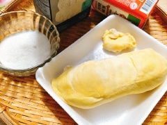 Sầu riêng mua về tách bỏ hạt và vỏ, thu lấy khoảng 300g cơm sầu riêng. Cơm sầu riêng cho vào máy xay sinh tố cùng với 300ml sữa tươi không đường, bật nút và xay nhuyễn hỗn hợp.