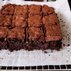 Bánh chocolate chip brownie khá đơn giản trong cách làm và dành cho những ai lần đầu làm bánh có thể tự mình trổ tài đấy. Vậy còn chờ gì mà chúng ta không nhanh tay lưu ngay công thức lại nào. Bánh sẽ ngon hơn nhiều khi ăn cùng kem tươi đấy.
