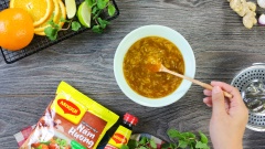 Pha nước sốt cam: cho 200ml nước cam, 3 muỗng canh đường trắng, 2 muỗng canh nước tương, 1/2 muỗng canh hạt nêm, 1 ít muối và 50ml nước cốt chanh vào tô, khuấy đều cho đường tan. Nêm nếm lại nước sốt cho vừa khẩu vị.