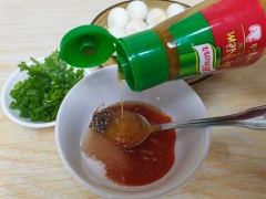Xốt tương ớt: trộn đều hỗn hợp gồm đường, ớt bột, tương ớt và cả xốt nêm thịt gà Knorr.