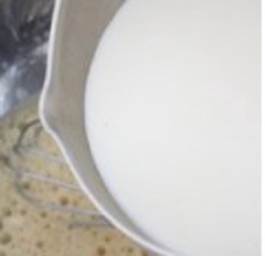 Để làm kem cho bánh, đánh đều trứng với một chút đường (tùy khẩu vị). Sau đó, đánh đều kem whipping rồi trộn với trứng ở trên và vani.