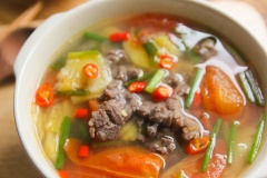 Múc canh thịt bò nấu thơm ra bát to, ớt thái lát lên trên và thưởng thức món canh thịt bò nấu dứa ngon tuyệt thôi nào!