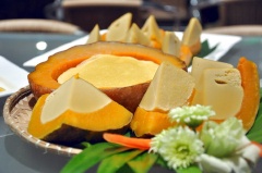 Lấy bánh flan ra, để nguội, đặt trong ngăn mát tủ lạnh. Khi ăn chỉ việc cắt thành từng miếng và thưởng thức.