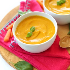 Cho soup ra tô, trang trí thêm ít húng quế, có thể rưới thêm ít sữa tươi hoặc trộn thêm ít dầu ô liu kiddy trước khi cho trẻ dùng nhé!