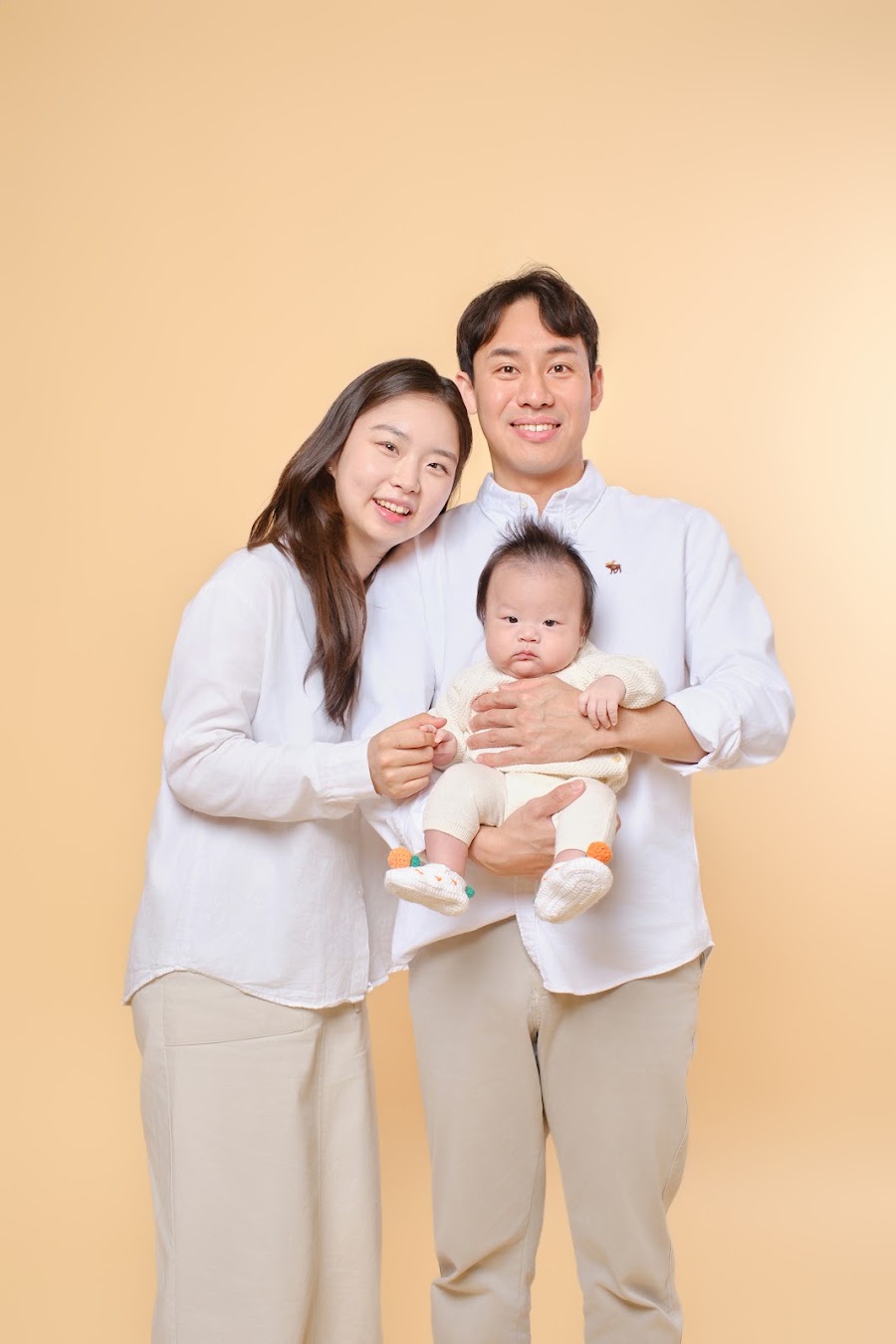 Eltern mit Baby im Fotostudio
