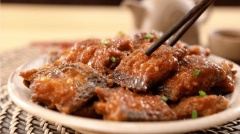 Cho cá hố ra đĩa, dội thêm nước số cá, rắc chút hành lá thái nhỏ lên trên nữa là có thể dùng. Món cá hố chiên rim đậm đà này nên dùng nóng với cơm trắng sẽ rất ngon.