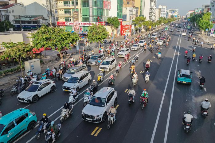 Hình ảnh đường Cộng Hòa được tháo dỡ dải phân cách cứng để chuẩn bị lưu thông 3 chiều - Báo Pháp Luật TP.HCM