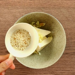 Cho vào âu 30gr bơ, 4 viên phô mai con bò cười, 1 muỗng cà phê tiêu, 1 muỗng cà phê hạt nêm, 1 muỗng cà phê lá thơm, dùng muỗng tán đều hỗn hợp cho nhuyễn, cho tiếp vào 1 muỗng canh mayonnaisse tiếp tục trộn đều hỗn hợp.