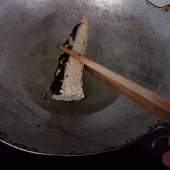 cá bạc má ở siêu thị họ đã chế biến sẵn thành từng con cho giống cá mặn. mình mua về chiên sơ 2 mặt. hành tím cắt mỏng. cà chua cắt múi cam