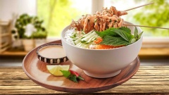 Xếp bún, rau và thịt ra tô rưới đều sốt và thưởng thức. Hương vị đậm đà, mùi thơm quyến rũ từ xiên gà nướng kết hợp với các loại rau sống tươi mát, bún gà nướng chắc chắn sẽ là là món ăn ngon giúp cho buổi trưa của bạn thêm phần lạ miệng.