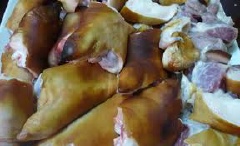 Móng giò thui vàng rửa sạch, chặt miếng vừa ăn.