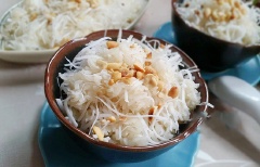 Cho xôi ra dĩa, rắc đậu phộng rang lên trên rồi thưởng thức là được. Xôi dừa nạo đơn giản nhưng béo ngậy, dễ ăn mà làm cũng nhanh nữa, bữa ăn sáng gia đình bạn hãy làm ngay món này nha.