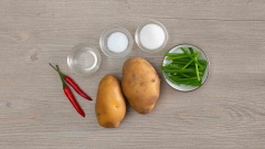 Ớt cắt xéo. Hành lá rửa sạch, cắt khúc. Khoai tây bào vỏ, rửa sạch, cắt sợi dài. Ngâm khoai tây với 1 muỗng giấm, nước khoảng 10 phút rồi thay nước và ngâm thêm 10 phút và vớt ra cho ráo nước.