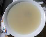 Gạn lấy nước trong ra một bát tô to, lấy nhân ngao để riêng đem ướp với 1 thìa cà phê bột nêm
