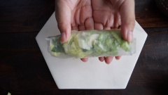 Bánh tráng 1 nữa các bạn để làm lớp nền, 1 nửa các bạn cắt để lót vào giữa để phần bánh tráng không bị bục ra khi cuốn. Nhúng nước cho 2 phần bánh tráng, cho bánh tráng cắt miếng vuông vào giữa, rải rau - trứng - chả cá đều lên mặt. Bóp phần bánh tráng chiên rồi cho lên trên cùng. Sau đó cuốn đều tay.