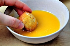 Cho bơ lạt vào lò vi sóng, quay nhanh để bơ tan, rồi nhúng muffin đều qua một lượt.