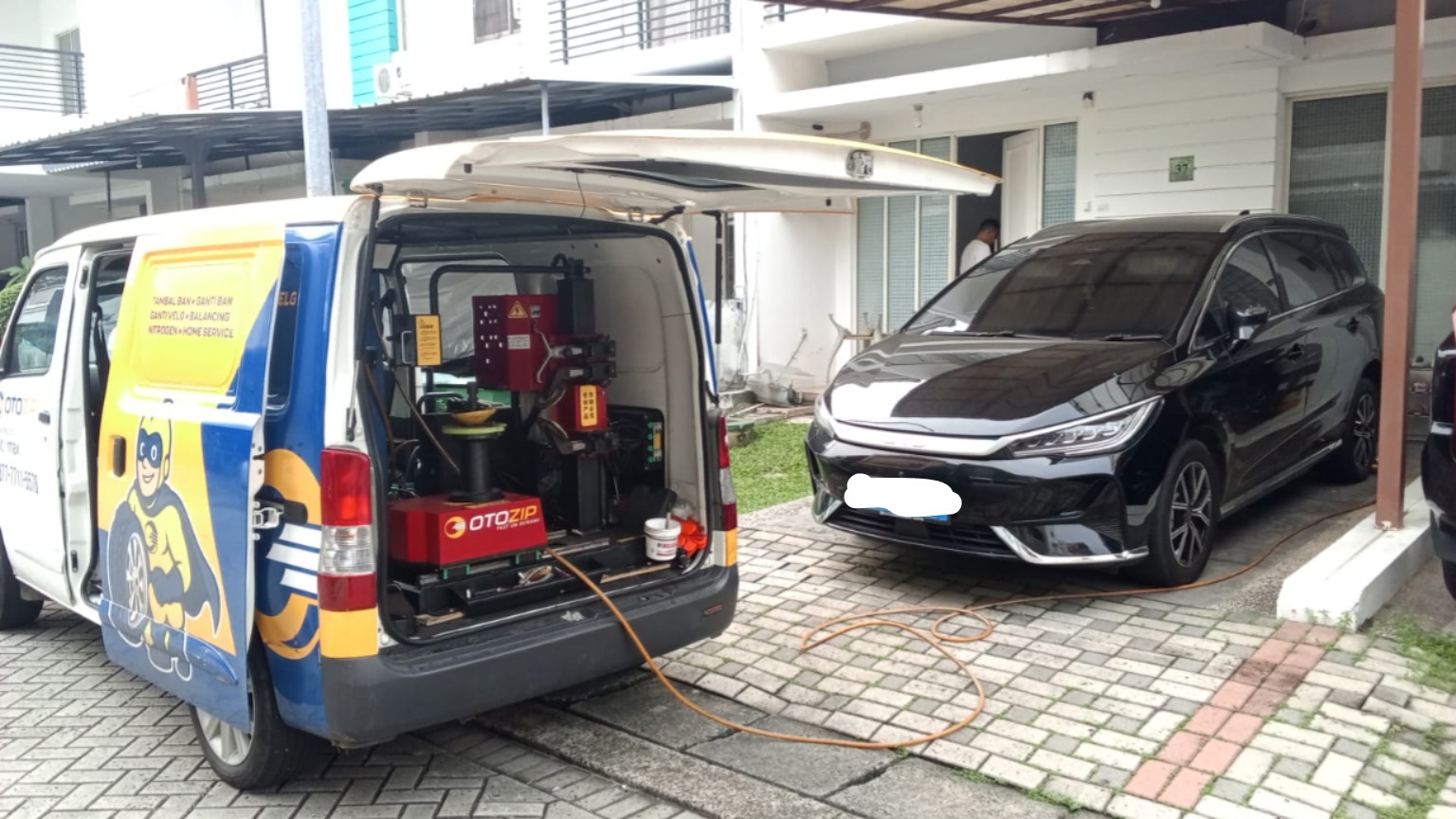 Dokumentasi Penanganan Ban Mobil Otomax Store - Kenali 5 Tanda Ban Mobil Harus Segera Ditambal atau Ganti Baru