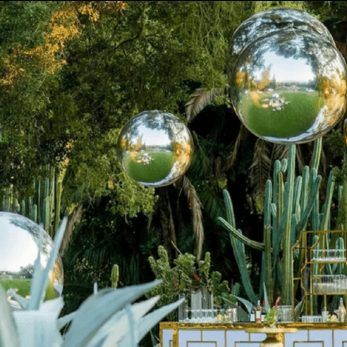 Boules miroir suspendues dans un jardin de cactus