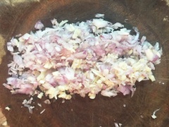 Sườn rửa sạch, để ráo nước hẳn nhé. Tỏi 30gram, sả 20gram, 30gram hành tím, bằm nhuyễn. Số lượng sả luôn luôn ít hơn hành và tỏi nhé.