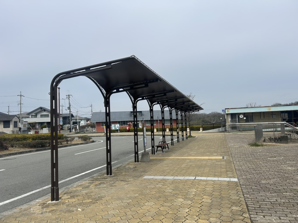 完成した神鉄道場駅バス停の上屋