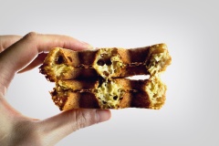 Bánh waffle lúa mạch có thể ăn không hoặc ăn kèm với trái cây, kem tươi, mật ong và làm thành món bánh ăn sáng dinh dưỡng. Bạn hãy thử ngay công thức waffle mới ngon này nha.
