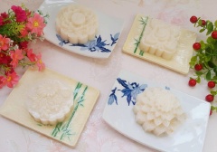 Cho nước rau câu vào khuôn, để nguội rồi cho vào ngăn mát tủ lạnh khoảng 2 giờ đồng hồ. Sau đó lấy ra, cho bánh Trung thu rau câu vị nhãn vào đĩa, cắt miếng mời mọi người thưởng thức.