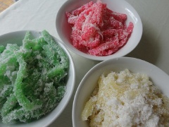 Bánh tằm khoai mì chín để nguội cắt sợi hoặc hình tuỳ thích, lăn qua dừa nạo. Nếu thích ăn với nước cốt dừa thì phần nước cốt dừa còn lại hòa cùng 1/2 muỗng canh bột năng khuấy trên bếp cho sánh lại, khi ăn chan lên là được. Cách làm bánh tằm khoai mì đơn giản quá đúng không, chỉ cần làm vài lần là nhớ luôn khỏi ghi công thức nè.