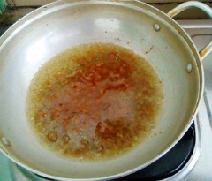 Cho 2 muỗng canh dầu ăn vào nồi, dầu nóng, cho sả tỏi ớt vào phi vàng tiếp đến cho 3 muỗng canh tương hột vào xào đều.