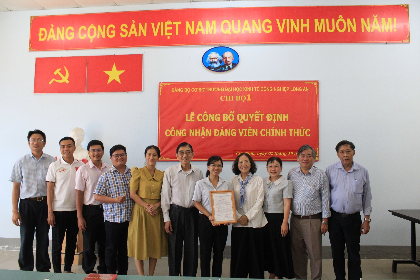 Chi bộ 1 chụp ảnh lưu niệm cùng đồng chí đảng viên chính thức