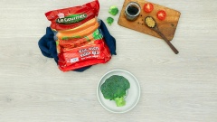 50gr ớt chuông vàng cắt hình thoi, 50gr cà chua bi cắt đôi, 50gr khoai tây và 50gr bông cải xanh cắt nhỏ