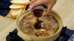 Nêm nếm nồi sườn kho với 1 muỗng canh nước mắm, 1 muỗng canh dầu hào rồi đảo đều cho gia vị hòa quyện. Đậy nắp lại kho 45 phút cho sườn mềm.