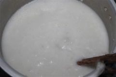 Sau khi sườn nhừ, bạn từ từ đổ phần bột gạo vào. Vừa đổ vừa khuấy đều tay.
