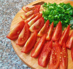 Gọt vỏ khoai tây, cà rốt, sau đó cắt mỏng. Cắt cà chua thành miếng vừa ăn, hành lá rửa sạch, cắt nhỏ.
