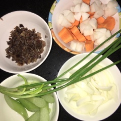 Ngâm nấm mèo trong nước sôi để nấm mèo nở ra, sau khi nấm mèo nở ra thì băm nhỏ. Cắt củ cải trắng, cà rốt, hành tây, bạc hà thành miếng vừa ăn.