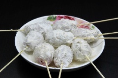 Cho muối, hạt nêm, bột chiên giòn vào đĩa sâu lòng và trộn đều với nước cho thành hỗn hợp sệt mịn. Sau đó dùng xiên tre xiên qua khoai rồi lăn qua hỗn hợp bột này. Tiếp đến lăn khoai qua bột chiên xù.