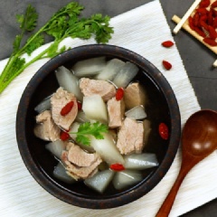 Vớt cọng hành đã nấu ra. Cho canh củ cải nấu thịt cừu vào tô, xịt lên ít tiêu và trang trí vài cọng ngò nếu thích. Như vậy, món canh củ cải nấu thịt cừu thơm ngọt, đậm đà đã hoàn tất. Thật nhanh chóng và đơn giản đúng không nào? Cùng bắt tay vào nấu ngay cho cả nhà thưởng thức bạn nhé!