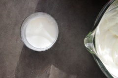 Kế đó, cho sữa tươi trộn đều với hỗn hợp sữa chua. Khi mâm xôi đã tan đường, bạn cho mâm xôi, mứt chanh vào hỗn hợp sữa chua và sữa tươi.