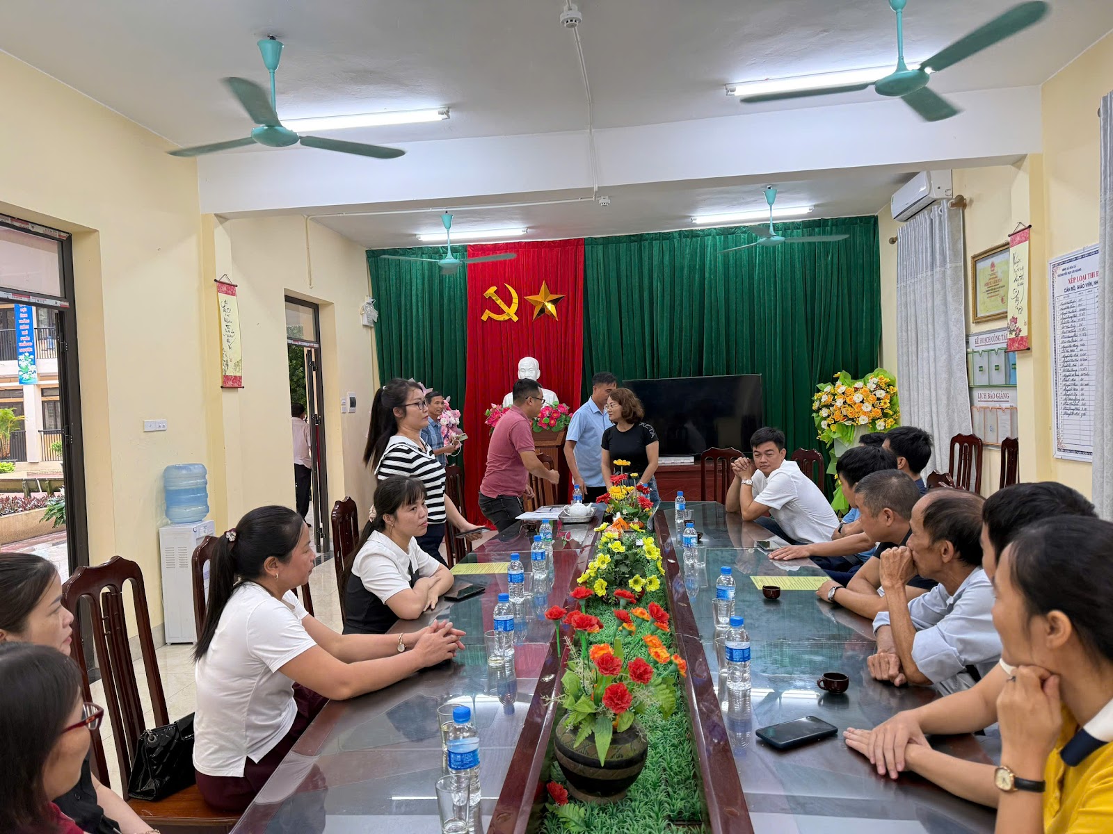 Họp bàn về các vấn đề cấp thiết