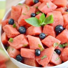 Khi ăn cho salad ra dĩa sâu lòng, rắc thêm phô mai lên trên kèm lá bạc hà và thưởng thức thôi nè. Salad dưa hấu việt quất ngọt mát, thanh thanh giúp bạn vừa giảm cân vừa giải nhiệt hiệu quả đấy. Nhanh tay lưu công thức lại ngay nào.