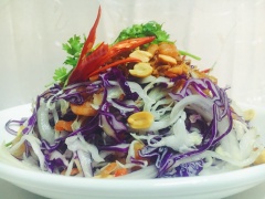 Trộn đều bắp cải với tôm, nước mắm chua ngọt, hành phi, đậu phộng rang. Trang trí ớt tỉa hoa, ngò tây. Dùng với bánh đa nướng hay bánh phồng tôm.