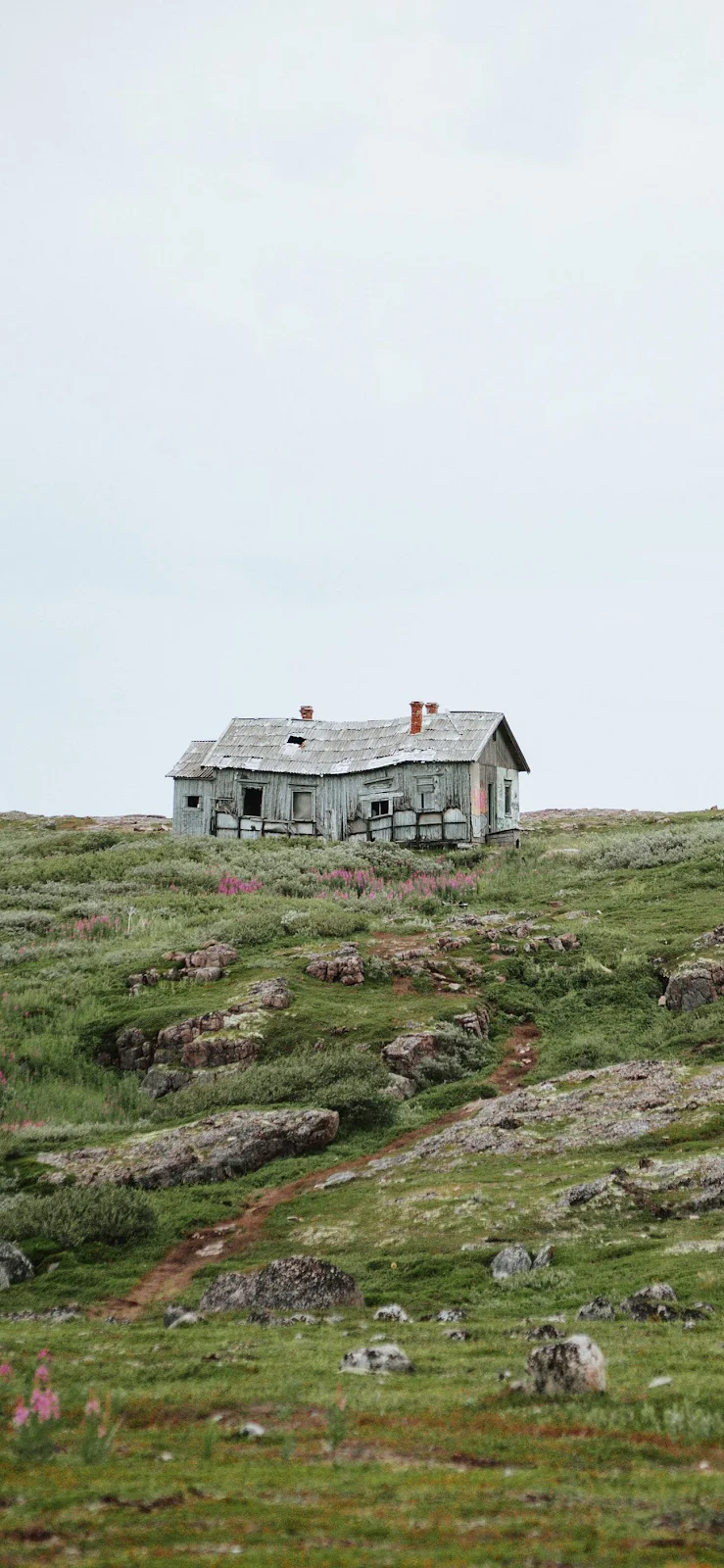 Abandoned House On A Tundra Hill - Landscape Photography Full HD iPhone Wallpaper (1290x2794)