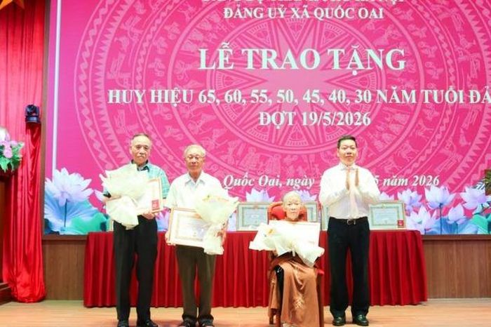Xã Quốc Oai trao Huy hiệu Đảng cho 37 đảng viên - Đài Phát thanh và truyền hình Hà Nội