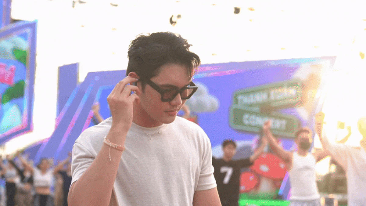 Màn trình diễn độc đáo của ca sĩ Lâm Phúc trên bàn nâng, trước 20.000 khán giả ở concert Thanh xuân - Báo Tiền Phong
