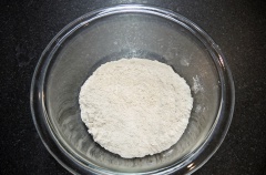 Trộn tất cả các thành phần còn lại với nhau (trừ dầu ăn), sau đó nhúng mực qua bột rồi nhanh tay cho vào nồi chiên giòn. Một bí quyết để mực chiên xù giòn tan lớp vỏ áo đó là chiên trong dầu sôi hoặc chiên 2 lần (lần đầu chiên sơ cho mực chín, sau đó chiên thêm lần nữa cho mực giòn).