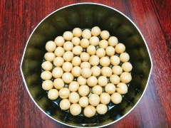 Đun ấm nhiều dầu ăn trong nồi hoặc chảo sâu lòng. Thả những viên bánh vào chiên ở lửa nhỏ. Dùng đũa khuấy đều cho bánh tơi ra và chín đều, cứ như vậy bạn chiên khoảng 40 phút bánh chuyển màu vàng và giòn tan thì vớt bánh ra đĩa có lót sẵn giấy thấm dầu, đợi cho bánh nguội hẳn mới làm tiếp các bước tiếp theo.