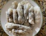 Xếp bánh cuốn, trên bày giá hấp, dưa leo cắt mỏng, chả lụa, hành phi, ngò kèm chén nước mắm tỏi ớt. Mời cùng chén!