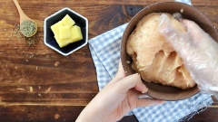 Sau đó bạn chia phần thịt gà ra làm 2 phần cho dễ xay nhé, thêm 1/4 muỗng canh dầu ăn và 1 muỗng canh bột bắp cho mỗi lần, xay khoảng 2-3 phút cho thịt gà nhuyễn. Lấy ra tô rồi cho 20gr bột phô mai và 5gr lá thyme vào trộn đều.