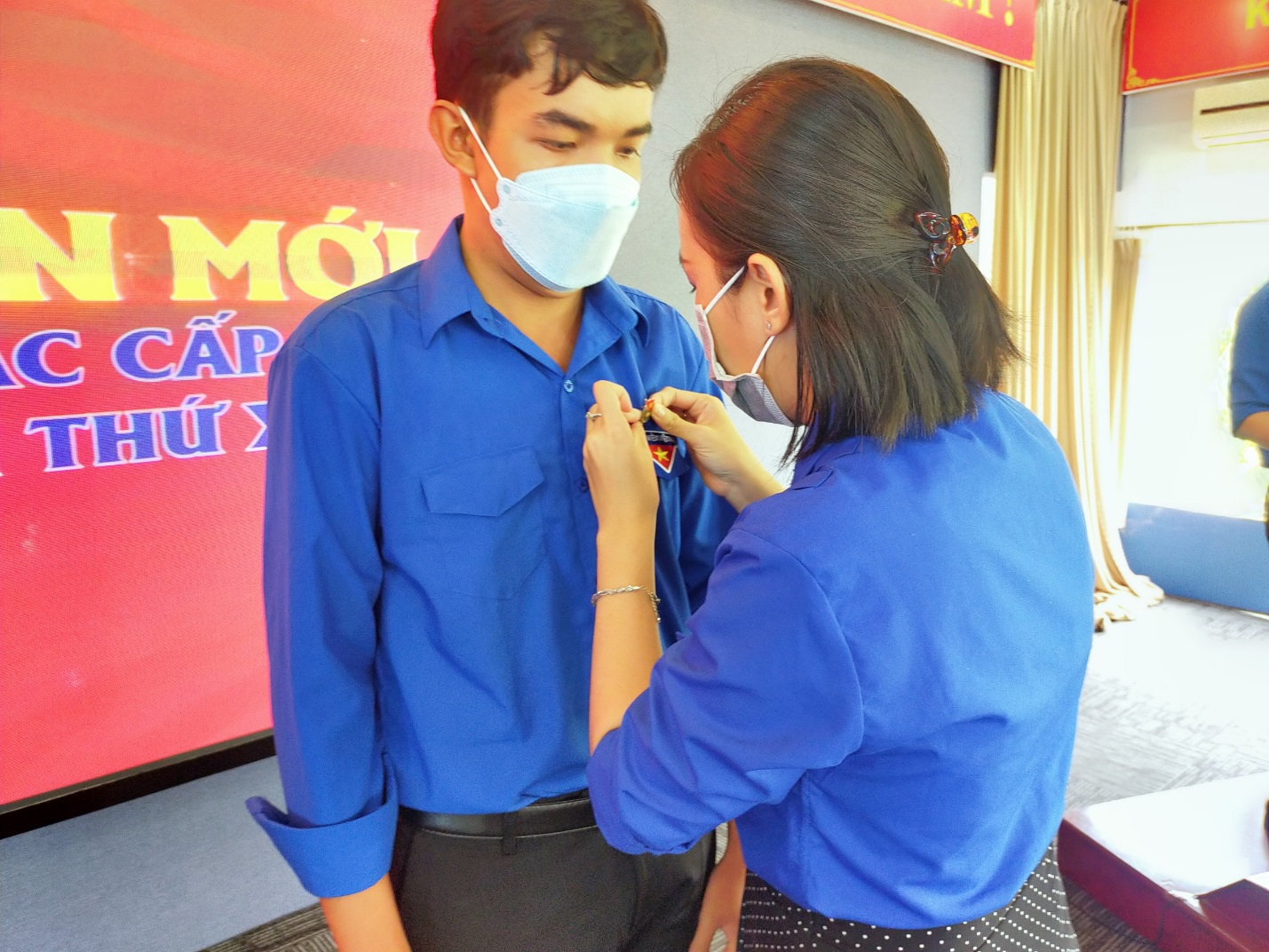 Trao huy hiệu đoàn cho đoàn viên mới