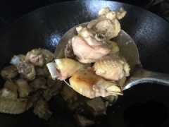 Đun nóng 1 muỗng canh dầu ăn, cho thịt gà vào đảo đến khi thịt gà hơi cháy xém phần da. Tiếp đó, cho gừngvà tỏi vào đảo cùng. Nêm 1 muỗng canh muối, 1 muỗng canh rượu nấu ăn, 1 muỗng canh xì dầu (nước tương) và lượng nước vừa đủ vào nồi. Đậy vung lại và đun nhỏ lửa đến khi thịt gà chín mềm, nước cạn dần. Trước khi tắt bếp, bạn cho hành lá và ớt vào đảo nhanh